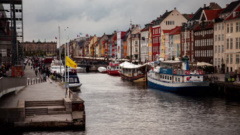 Zeitraffer-Im-Hafen-Von-Nyhavn-Mit-Booten,-Touristen-Und-Farbenfrohen-Gebäuden